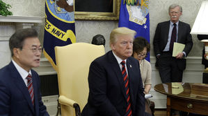 '리비아 모델' 밀던 볼턴, 심각한 표정으로 한·미정상 응시 '포착'