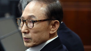 수갑 없이 법정 나온 MB…방청석 앉은 세 딸과 눈인사