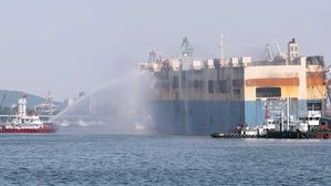 사흘째 불탄 인천항 화물선&hellip;항구 밖 이동에만 최소 한 달