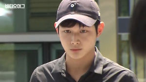 '성추행, 흉기 협박 혐의' 이서원, 취재진 질문엔 묵묵부답