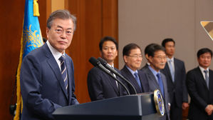 문 대통령, 정상회담 결과 '하루 뒤' 발표에 "김 위원장이 요청"