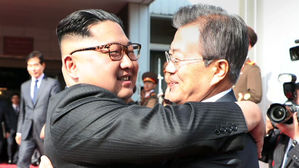 처음엔 긴장, 헤어질 땐 격한 포옹…金, 강한 유대 과시?