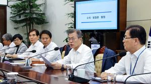 문 대통령 "경제정책 단기성과 매달리면 안 돼…국민공감 얻어야"