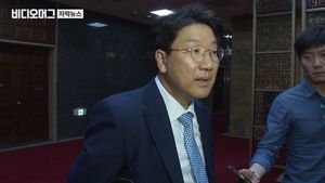 딱 잡아떼던 권성동&hellip;"비서관부터 친구까지 18명 취업청탁"