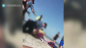 [월드리포트] 여성 머리 마구 때린 경찰…"폭행" vs "공무집행 방해"