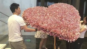 [뉴스pick] '5600만 원!'&hellip;지폐로 만든 '초대형 현금 꽃다발' 선물한 남성