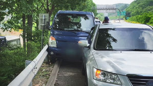 의식 잃은 운전자 확인 후 '고의 사고'…큰 피해 막았다
