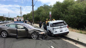 테슬라 또 자율주행 사고…美서 경찰차 들이받아