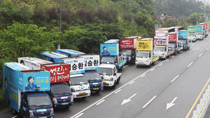 [슬라이드 포토] 공식 선거운동 D-1…출동 준비중인 지방선거 유세 차량