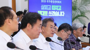 문 대통령 "저임근로자 고용↓, 최저임금인상 부작용 있다면 보완"