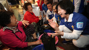 [슬라이드 포토] 전주 표심잡기 나선 추미애 대표&hellip;'잘 부탁합니다!'