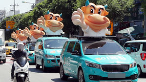 [슬라이드 포토] 유세차량에 설치된 황소인형…'황소처럼 일하겠소'