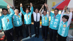 [슬라이드 포토] 울산 지원 유세 나선 바른미래당 유승민