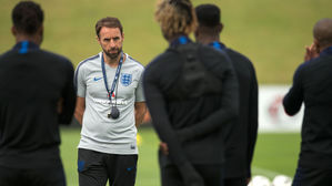 잉글랜드 사우스게이트 감독, 조깅하다 어깨 빠져