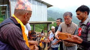 '약속 지킨' 문 대통령…지진피해 네팔 학교에 사비털어 복구지원