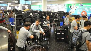 축구대표팀, 특급작전 뺨치는 화물 운송&hellip;트럭 3대 동원