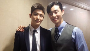 [SBS Star] Park Seo Jun Visits Park Hyung Sik While Filming His Drama