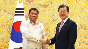 문 대통령 "한·필리핀, 핵심 파트너" 두테르테 "진정한 친구"
