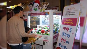 [뉴스pick] "인형도 뽑고 공약도 알고"&hellip; 인형뽑기로 선거 이색 홍보 '눈길'
