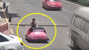 [영상pick] 도로 위의 무법자…분홍색 범퍼카 몰고 나타난 50살 여성