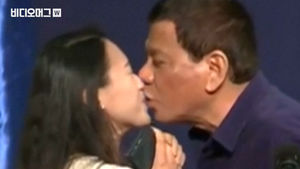 '키스 퍼포먼스'에 '멜빵 시스루', '입수보행'까지…방한 중 두테르테 대통령의 기행