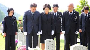 문 대통령, 현직 대통령으로는 역대 첫 무연고 묘지 참배