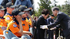 [영상] 문 대통령 부부의 눈물…세 소방관 하늘로 떠나보내던 순간