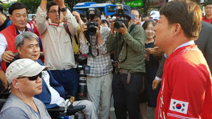 장애인단체 권영진 대구시장 후보 사무실 앞 농성 돌입