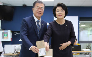 문 대통령, 6·13 지방선거 사전투표…현직 대통령 첫 사례