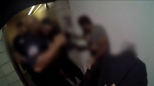 [영상] "수상해 보인다고…" 시민 집단 폭행해 쓰러뜨린 경찰 '논란'