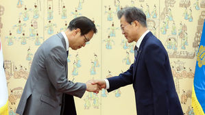 문대통령, '드루킹 사건' 허익범 특검에 임명장 수여