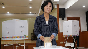 추미애, 고향 대구서 사전투표&hellip;"TK 변화 만들어달라"