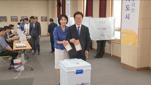 "사실 아냐" vs "사퇴하라"…'스캔들 논란' 관련자들 침묵