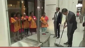 '쏟은 커피' 직접 걸레질해 청소한 네덜란드 총리 인터넷서 화제