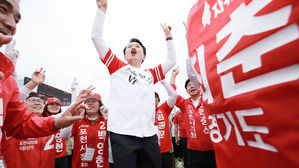 [슬라이드 포토] 포천 유세 나선 남경필…'기호 2번입니다!'