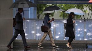 밤까지 소나기 내리는 곳 많아&hellip;전라도는 천둥&middot;번개에 우박