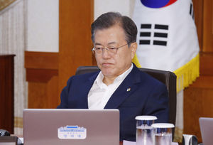 문 대통령도 국무위원들과 TV 중계 시선 고정