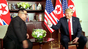 [영상pick] 김정은과 악수하고 내심 흐뭇했던 트럼프 '엄지 척!'