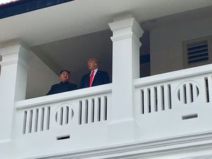 백악관 대변인 '트윗 생중계'…"두 정상 나란히 발코니에"