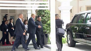 [영상pick] "탈래?"…김정은에게 '캐딜락 원' 차량 내부 구경시켜 준 트럼프