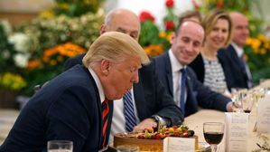 [슬라이드 포토] 트럼프 대통령 '깜짝' 생일파티…케이크 받고 '미소'