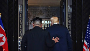 [슬라이드 포토] 트럼프 등에 손 올린 김정은…서명 후 나란히 퇴장