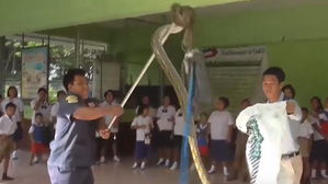 [영상pick] 초등학교 화장실 세면대 밑에서 '꿈틀'&hellip;4m 길이 뱀 출몰