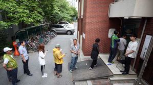 [슬라이드 포토] '소중한 한 표 행사해야지'&hellip;길게 늘어선 투표 행렬