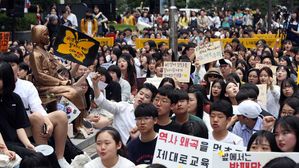 "할머니의 꽃은 지지 않습니다"&hellip;선거날에도 열린 수요집회