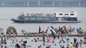 "오아시스 같은 선거 휴일" 공원&middot;영화관 붐벼&hellip;고속도로 원활