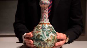프랑스 다락방에 처박혀있던 청나라 화병&hellip;200억 원에 낙찰
