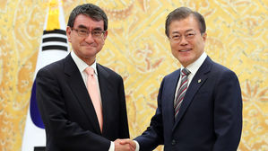 문 대통령 "북일관계 복원 협력 용의"…日 외상 "국교회복 노력"