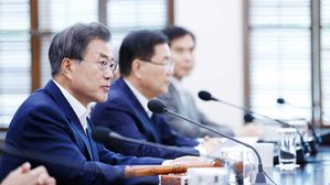 文대통령 "남북·북미대화 지속시 한미연합훈련 중단 신중검토"