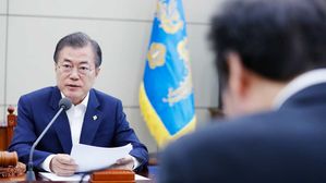 문 대통령 "투명하게"…참모회의 靑 직원에 중계, 국민 공개는 안 해